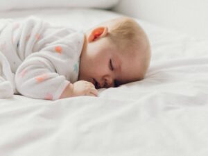 Vauva nukkuu mahallaan